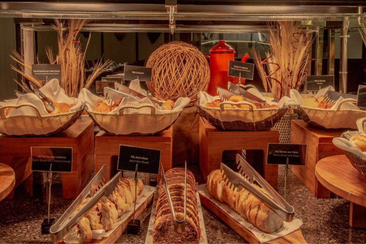 상파울로 에어포트 메리어트 호텥 호텔 과룰류스 외부 사진 A bread station at a buffet